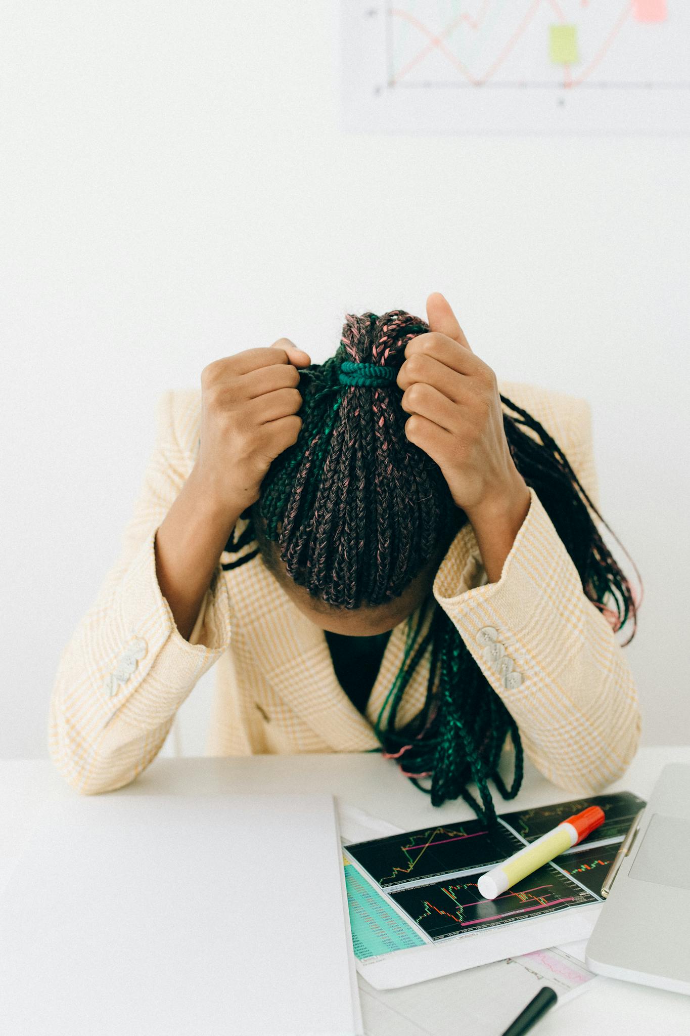 Chi siamo 3 businesswoman at desk overwhelmed by financial data
