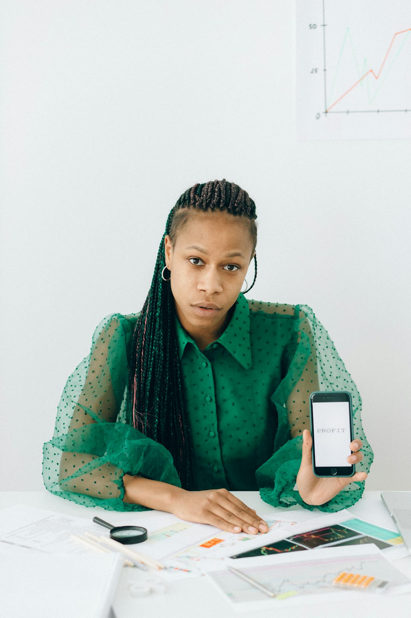 Servizi 3 businesswoman sitting at a desk analyzing charts