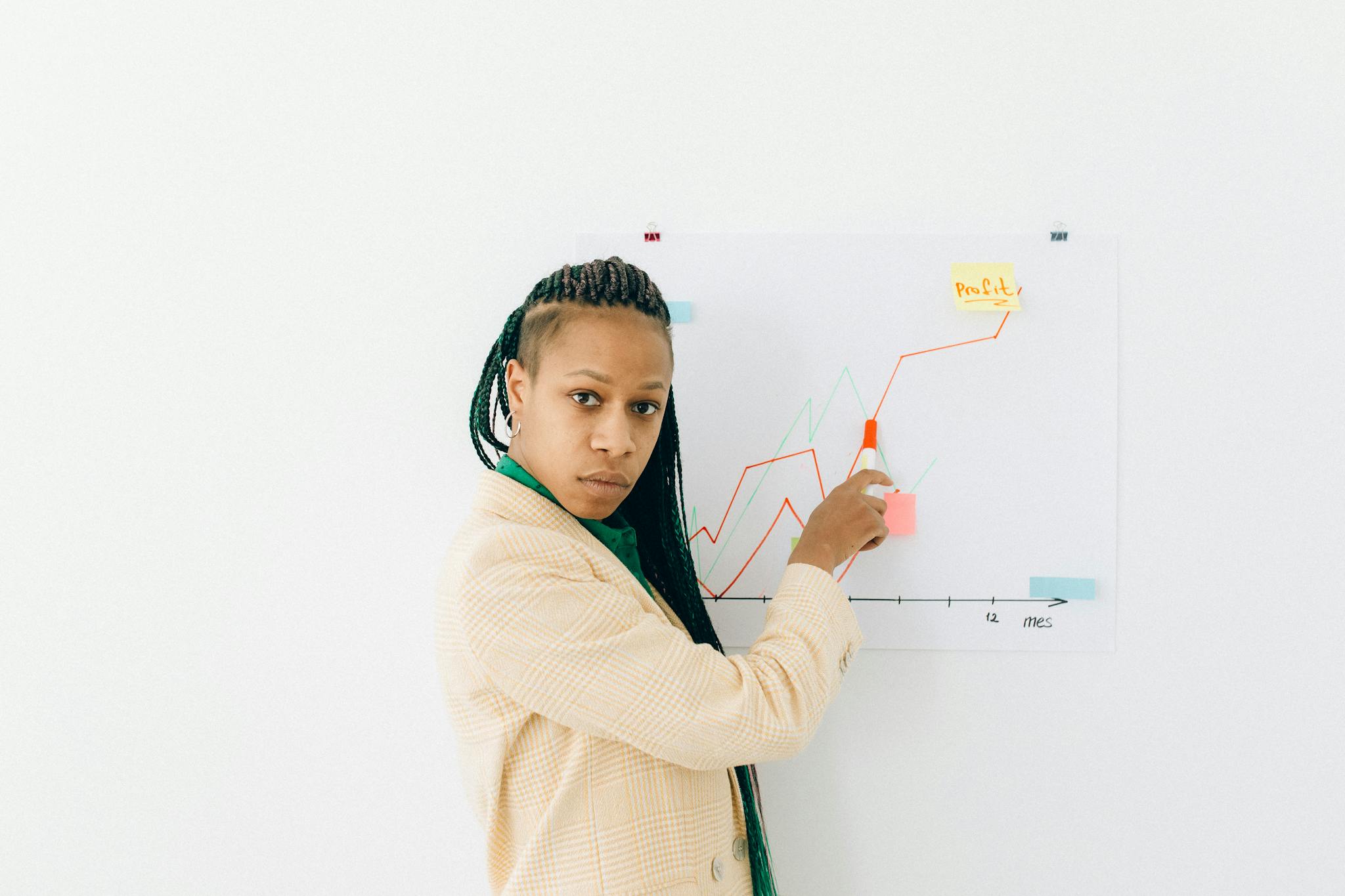 Chi siamo 2 confident woman explains financial data and growth