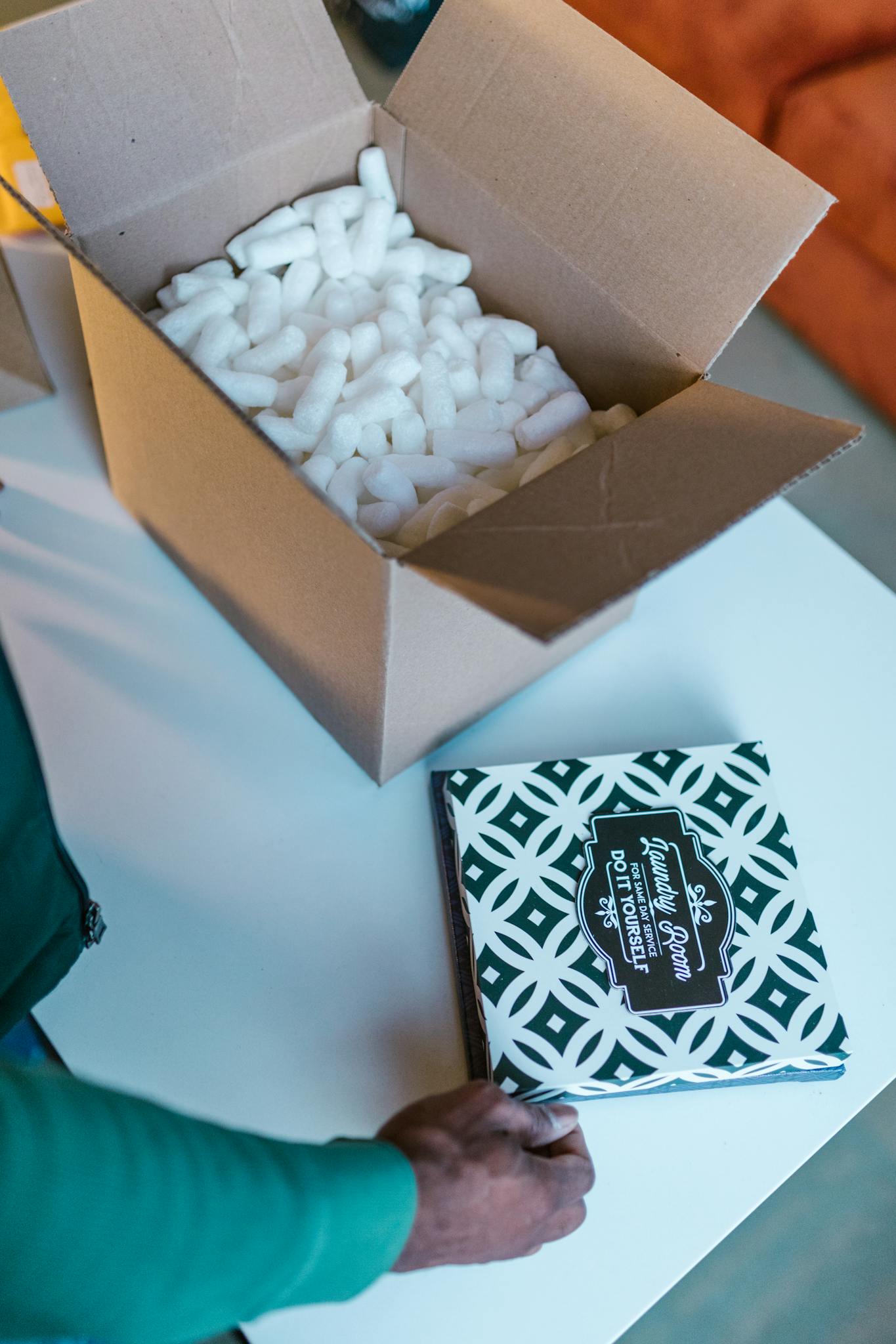 Chi siamo 4 open cardboard box with packing peanuts and