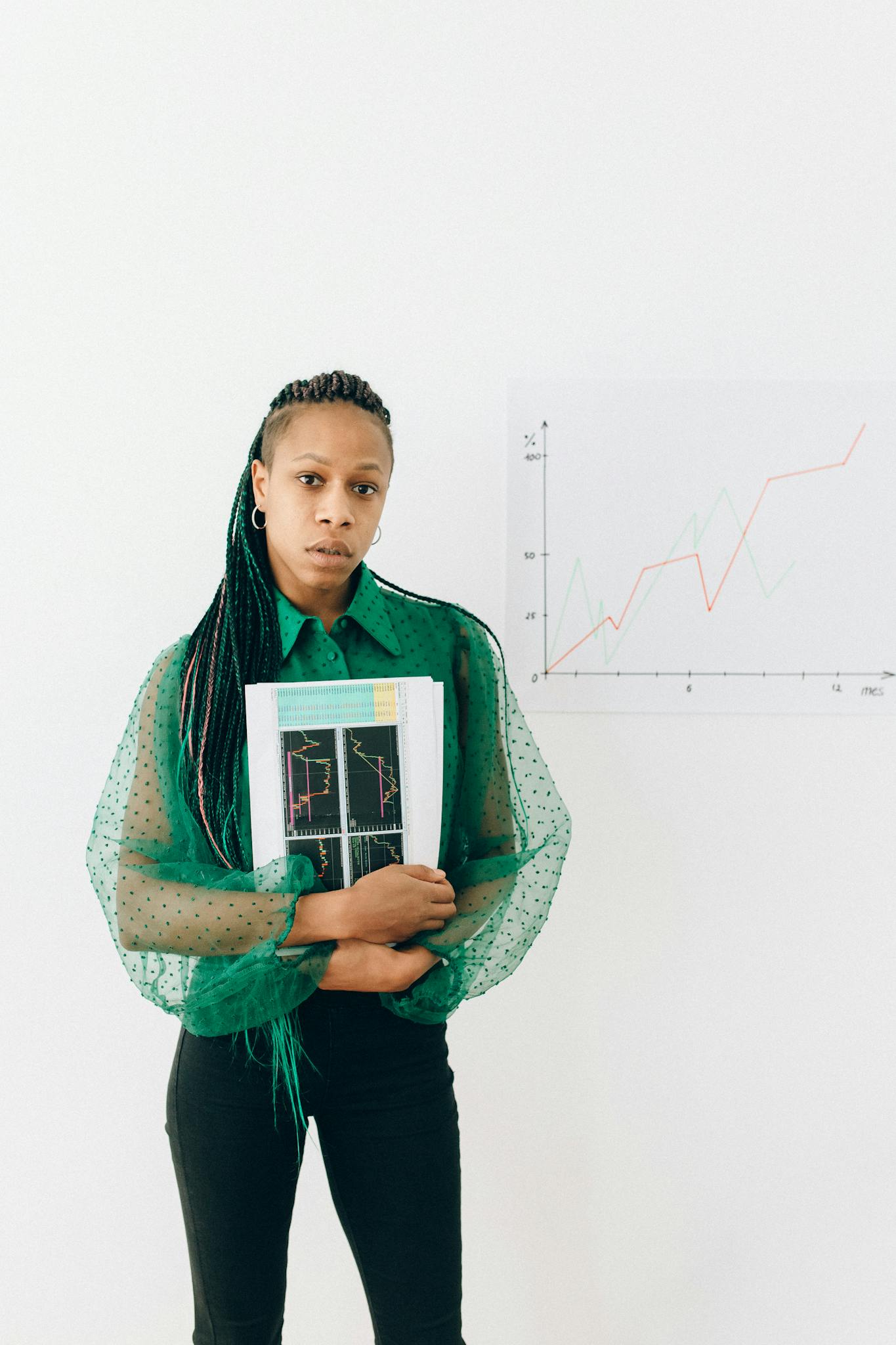Chi siamo 5 young businesswoman in green blouse holding financial